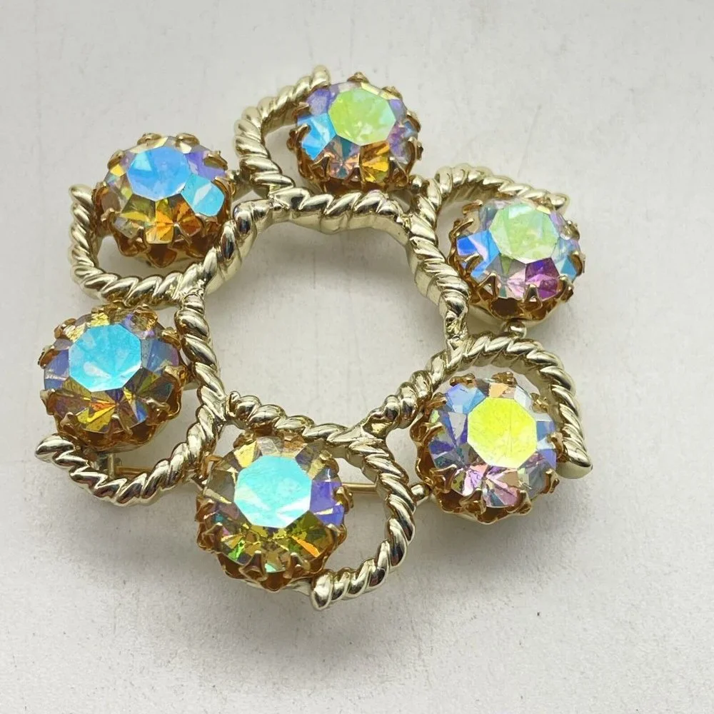Vintage Kramer Brooch Circular Lavender Aurora Borealis Rhinestones Gold Tone - Picture 3 of 7